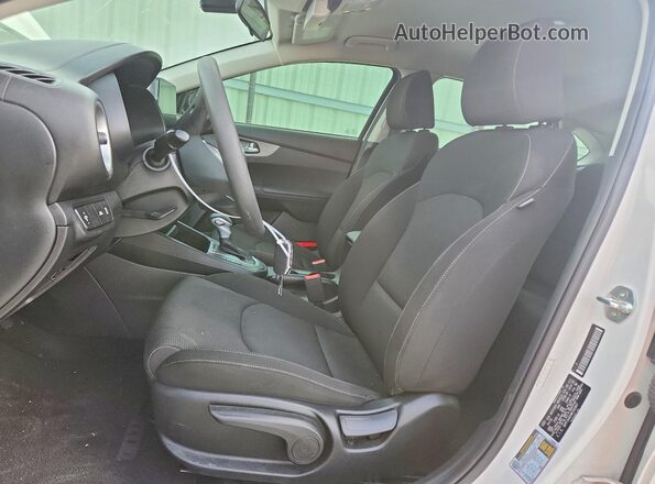 3KPF24AD0ME300907 2021 KIA FORTE White Вид салону спереду
