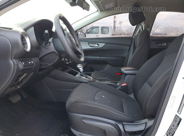 3KPF24AD0ME345149 2021 KIA FORTE White Вид салону спереду