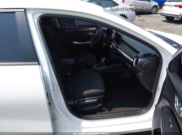 3KPF24AD0ME383027 2021 KIA FORTE White Vista interior delantera