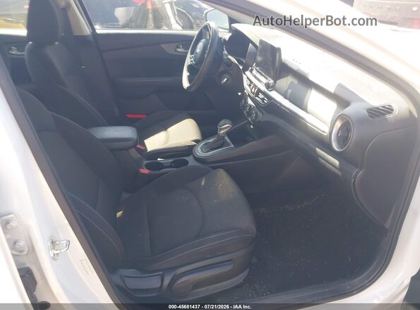 3KPF24AD0ME388843 2021 KIA FORTE White Вид салону спереду