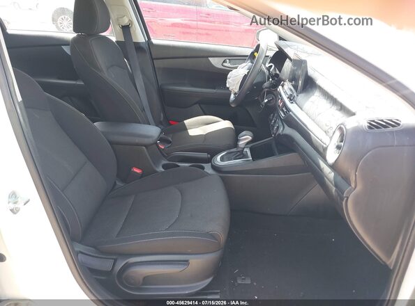 3KPF24AD0PE634620 2023 KIA FORTE White Widok wnętrza z przodu