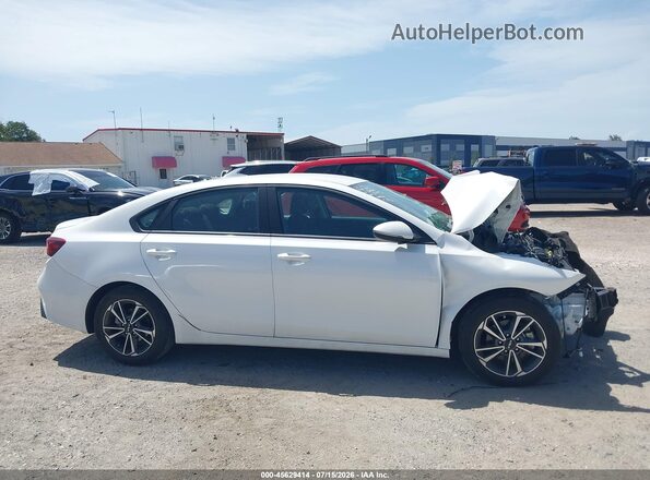 3KPF24AD0PE634620 2023 KIA FORTE White Widok wnętrza z tyłu