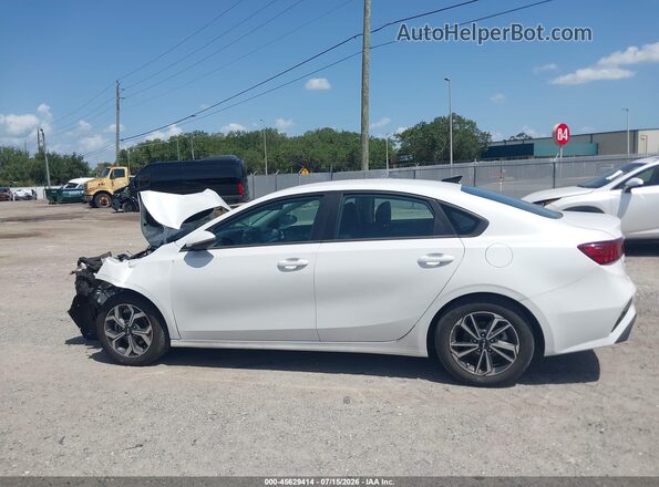 3KPF24AD0PE634620 2023 KIA FORTE White Widok wnętrza 360 stopni