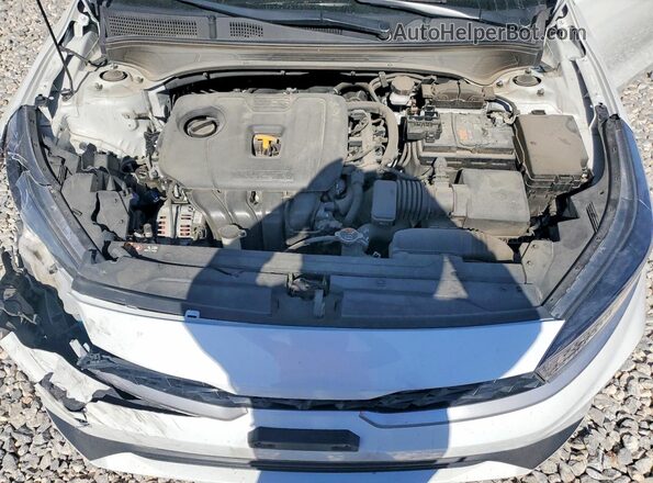3KPF24AD0RE698028 2024 KIA FORTE White Вид задньої частини салону