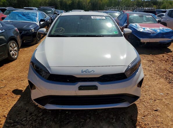 3KPF24AD0RE768739 2024 KIA FORTE White Widok z przodu