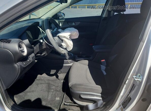 3KPF24AD1ME262507 2021 KIA FORTE Silver Widok wnętrza z przodu