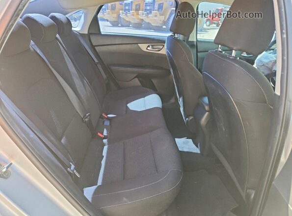 3KPF24AD1ME262507 2021 KIA FORTE Silver Widok tylnych siedzeń