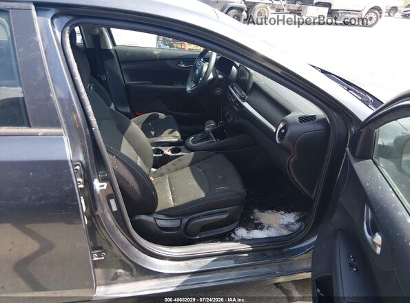 3KPF24AD1ME266945 2021 KIA FORTE Черный Вид салона спереди