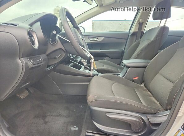 3KPF24AD1ME292221 2021 KIA FORTE Silver Front interior view