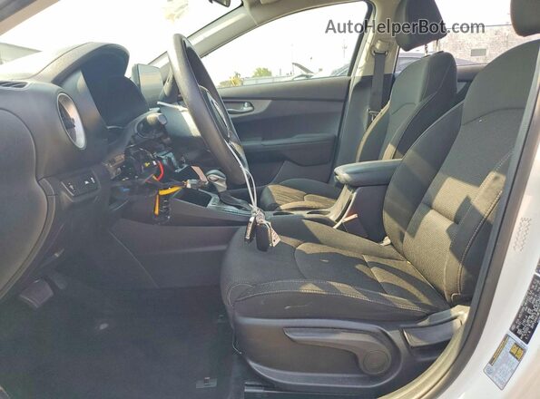 3KPF24AD1ME362381 2021 KIA FORTE White Widok wnętrza z przodu
