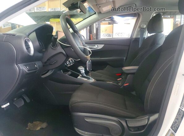 3KPF24AD1PE583287 2023 KIA FORTE White Вид салону спереду