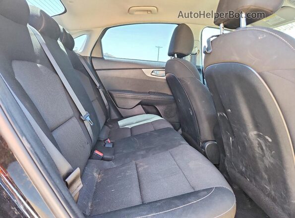 3KPF24AD1PE685396 2023 KIA FORTE Black Widok tylnych siedzeń