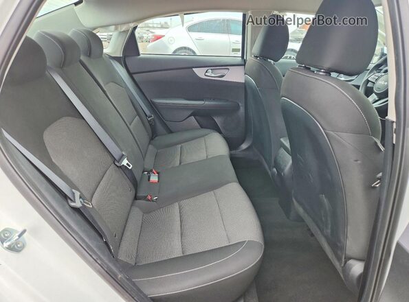 3KPF24AD1RE770970 2024 KIA FORTE White უკანა სავარძლების ხედი
