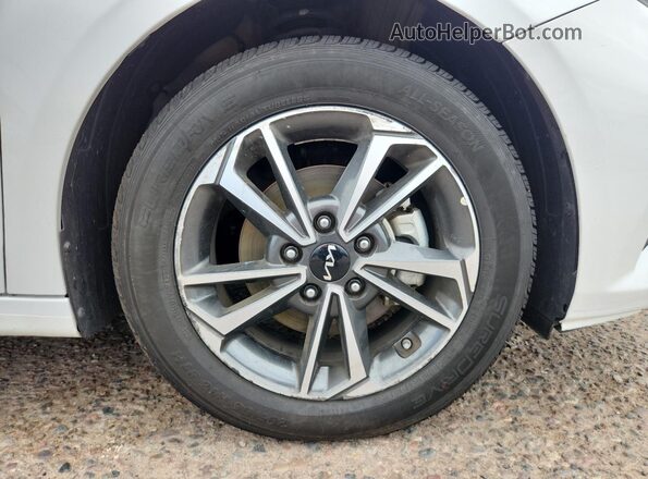 3KPF24AD1RE770970 2024 KIA FORTE White 
