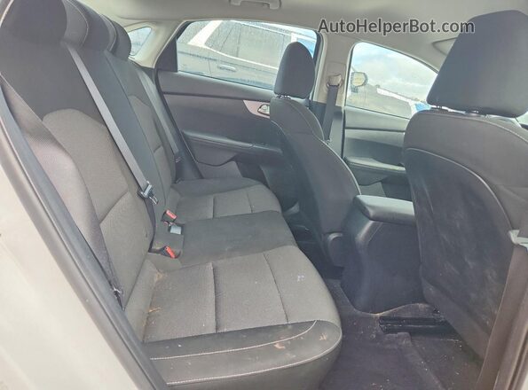 3KPF24AD1RE787624 2024 KIA FORTE White Vista de los asientos traseros