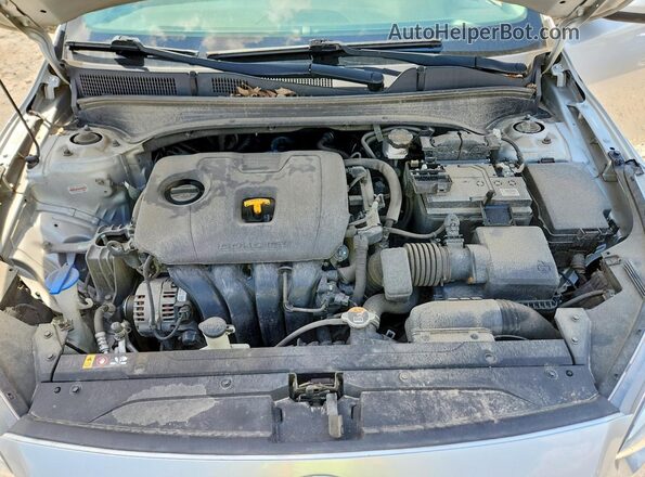 3KPF24AD2LE236514 2020 KIA FORTE Silver Widok wnętrza z tyłu