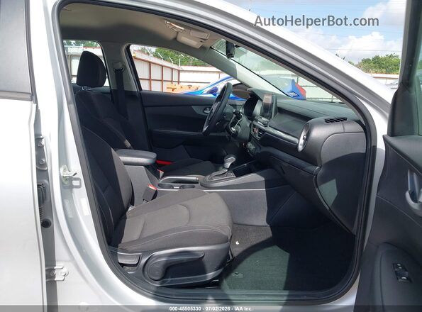3KPF24AD2ME295001 2021 KIA FORTE Silver Вид салону спереду