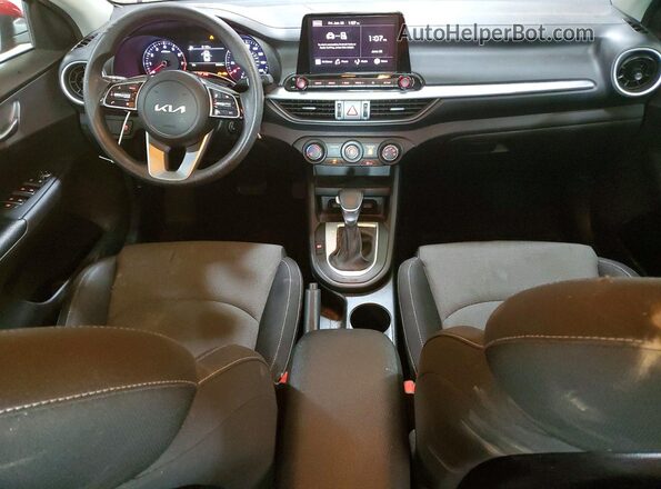 3KPF24AD2NE417888 2022 KIA FORTE Красный Вид панели приборов