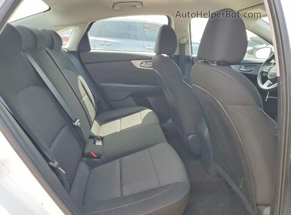 3KPF24AD2NE502925 2022 KIA FORTE White Widok tylnych siedzeń