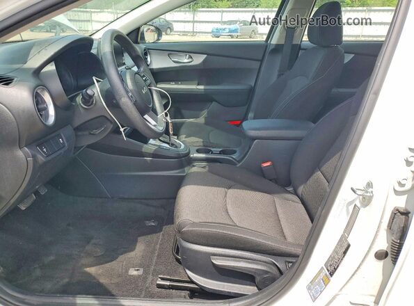 3KPF24AD2NE502925 2022 KIA FORTE White Widok wnętrza z przodu