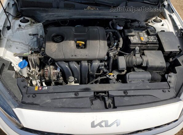 3KPF24AD2NE502925 2022 KIA FORTE White Widok wnętrza z tyłu