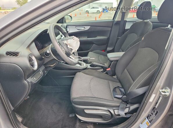 3KPF24AD2PE545034 2023 KIA FORTE Silver Вид салону спереду