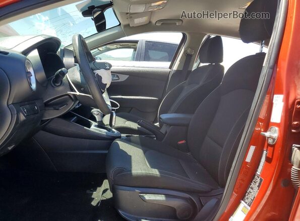 3KPF24AD2PE569902 2023 KIA FORTE Оранжевый Вид салона спереди