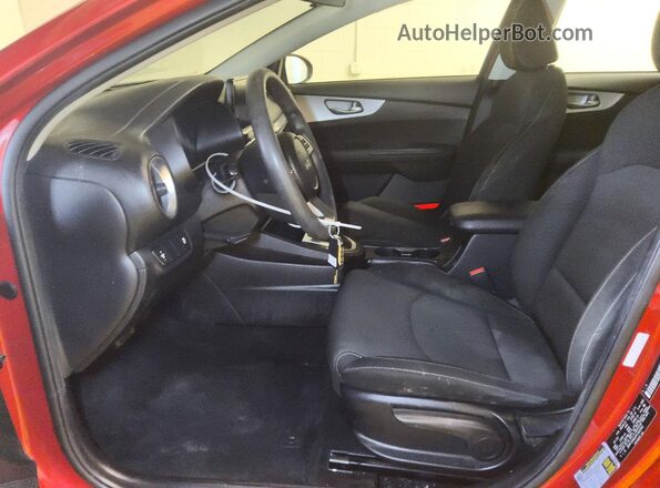 3KPF24AD2PE589583 2023 KIA FORTE Red Вид салону спереду