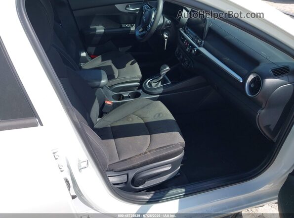 3KPF24AD2RE757063 2024 KIA FORTE White Vista interior delantera