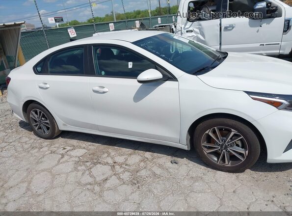 3KPF24AD2RE757063 2024 KIA FORTE White Vista interior trasera