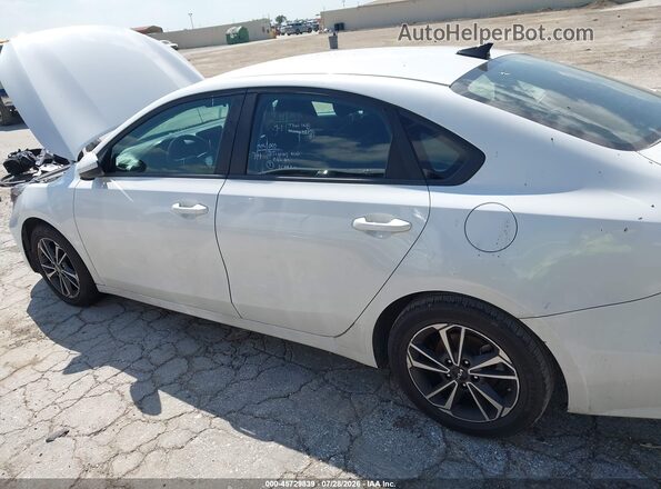 3KPF24AD2RE757063 2024 KIA FORTE White Vista interior de 360 grados