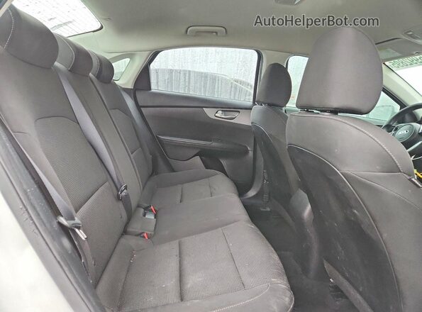 3KPF24AD3KE078649 2019 KIA FORTE White Vista de los asientos traseros