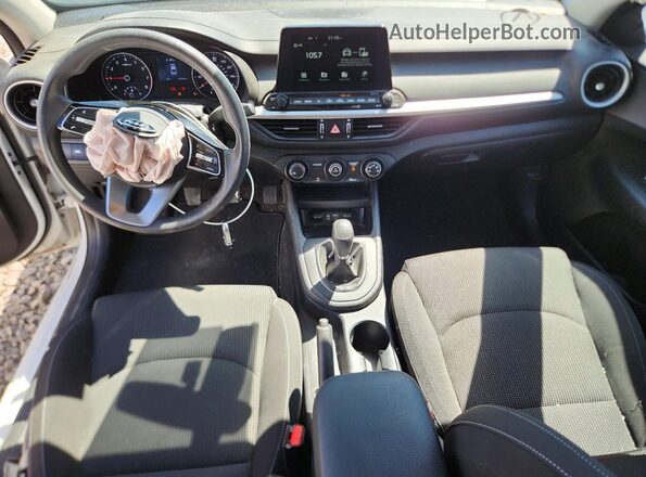 3KPF24AD3ME370269 2021 KIA FORTE Белый Вид панели приборов