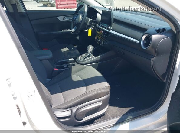3KPF24AD3NE441729 2022 KIA FORTE White Вид салону спереду