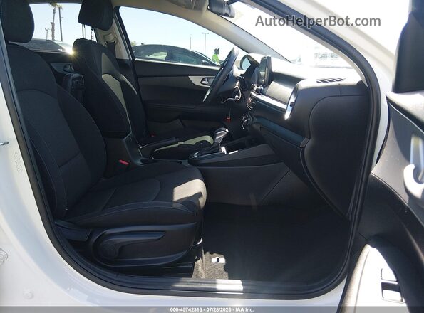 3KPF24AD3PE525276 2023 KIA FORTE White წინა სალონის ხედი