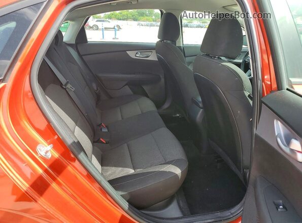 3KPF24AD3PE543132 2023 KIA FORTE Orange Widok tylnych siedzeń