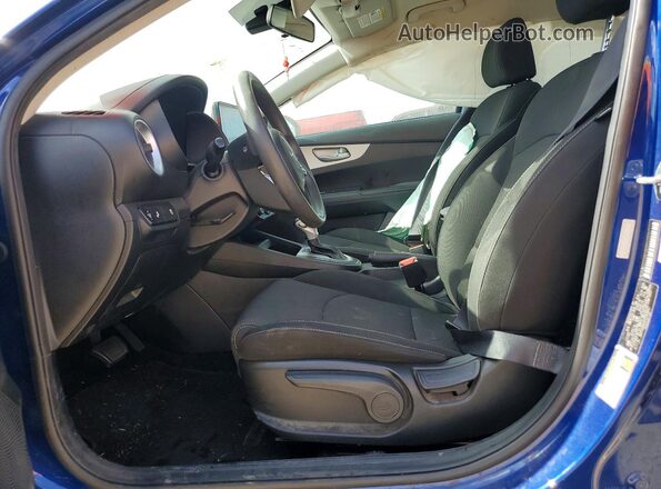3KPF24AD3PE568841 2023 KIA FORTE Синий Вид салона спереди