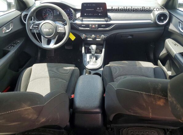 3KPF24AD3PE595425 2023 KIA FORTE Белый Вид панели приборов