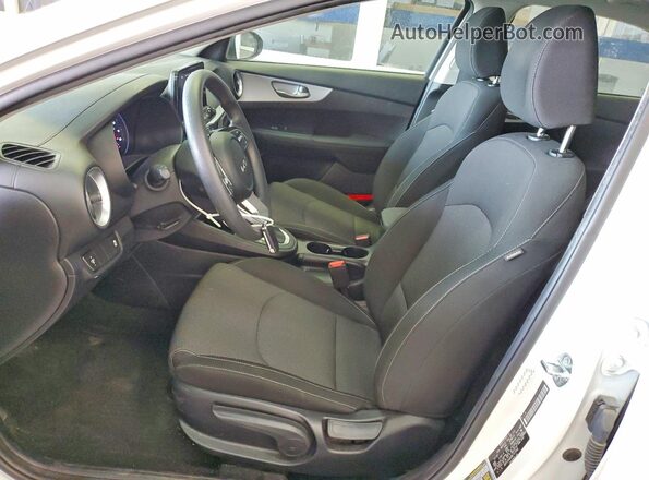 3KPF24AD3RE737548 2024 KIA FORTE Белый Вид салона спереди