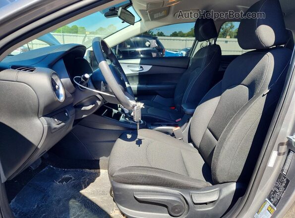 3KPF24AD3RE750199 2024 KIA FORTE Charcoal Widok wnętrza z przodu