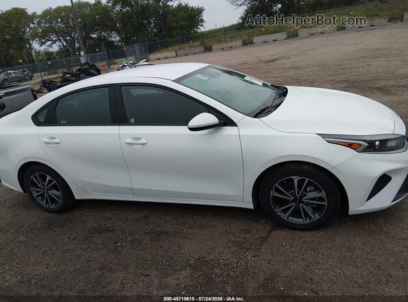 3KPF24AD3RE765897 2024 KIA FORTE White Vista interior trasera