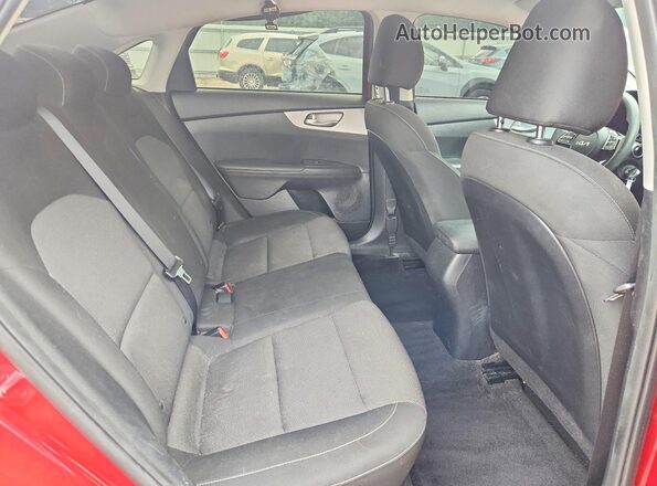 3KPF24AD3RE773336 2024 KIA FORTE Red Vista de los asientos traseros