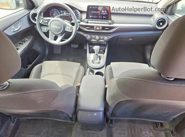 3KPF24AD3RE827072 2024 KIA FORTE Silver Widok deski rozdzielczej