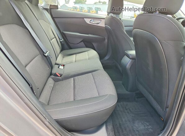 3KPF24AD3RE827072 2024 KIA FORTE Silver Widok tylnych siedzeń