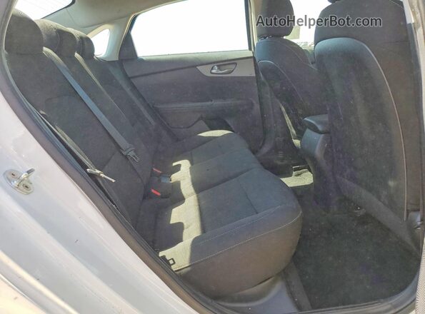 3KPF24AD4ME265319 2021 KIA FORTE White Vista de los asientos traseros