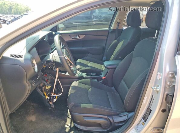 3KPF24AD4ME318116 2021 KIA FORTE Серебряный Вид салона спереди