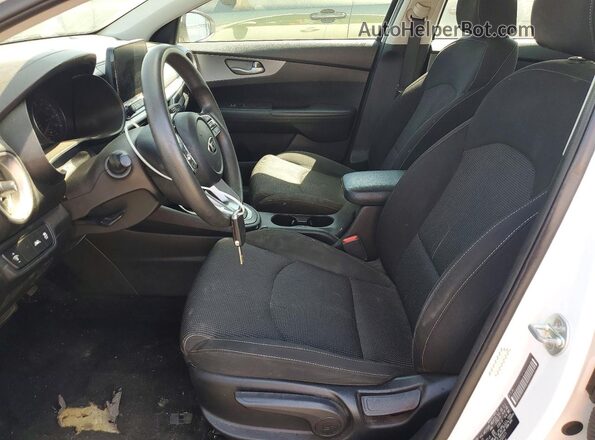 3KPF24AD4ME355571 2021 KIA FORTE White Vista interior delantera