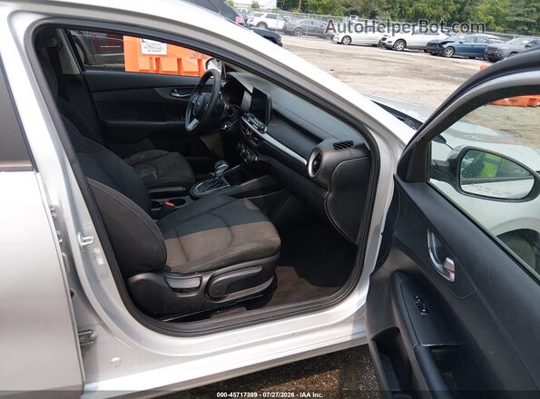 3KPF24AD4ME369826 2021 KIA FORTE Silver Front interior view