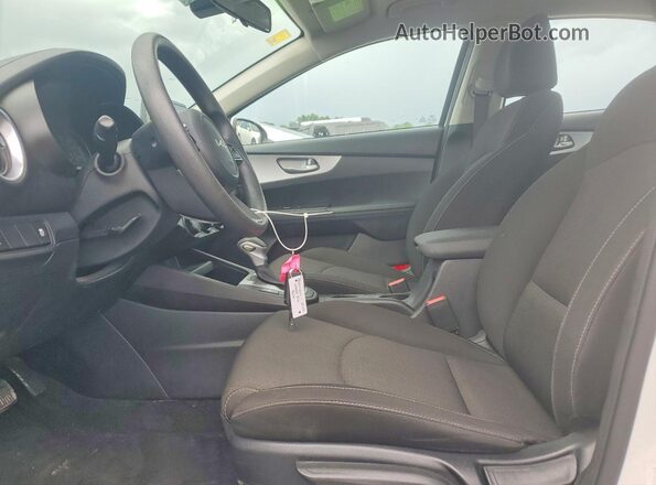 3KPF24AD4NE503901 2022 KIA FORTE White Vista interior delantera