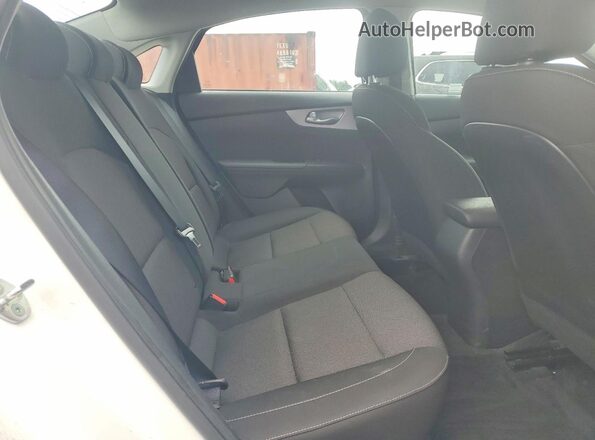 3KPF24AD4NE503901 2022 KIA FORTE White Vista de los asientos traseros